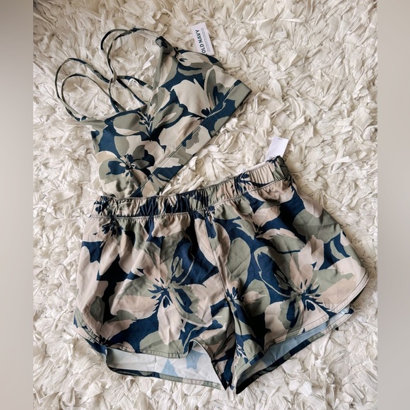 Old Navy Pants - NWT Old Navy 2 piece activewear set sports bra and shorts size small